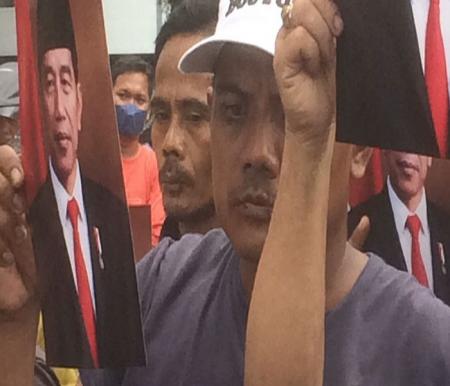Aksi warga Kota Garo jahit mulut saat unjuk rasa di depan Kantor Gubri.(foto: bayu/halloriau.com)